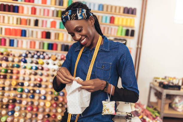 Couturière africaine travaillant