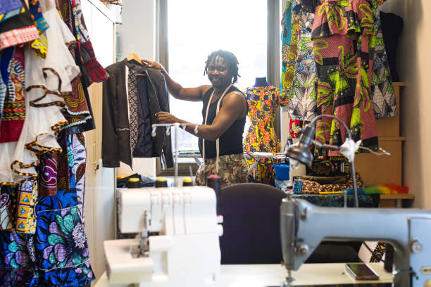 Couturière africaine travaillant