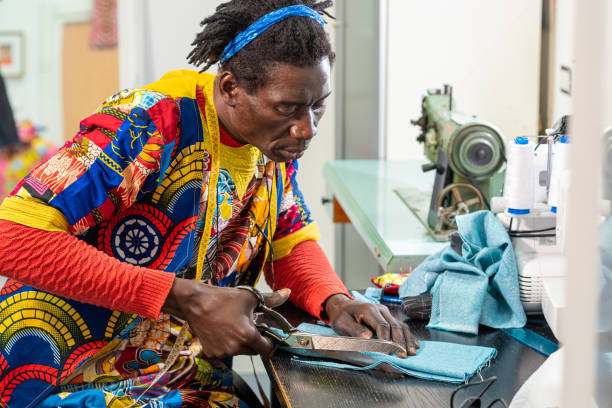 Couturière africaine travaillant