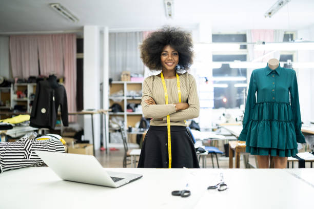 Couturière africaine travaillant