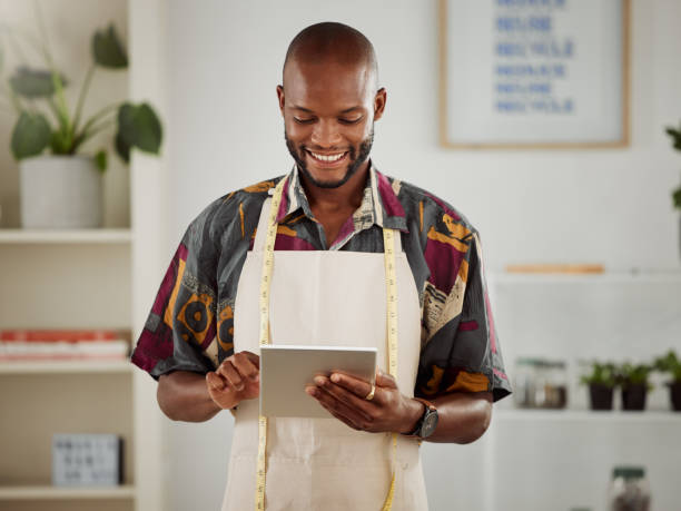 Couturière africaine travaillant